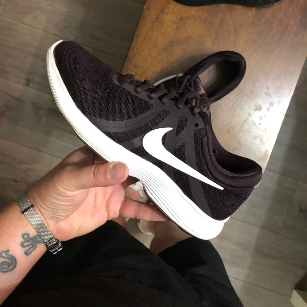 Women’s Nike Revolution 4 ‘Burgundy Ash size 7